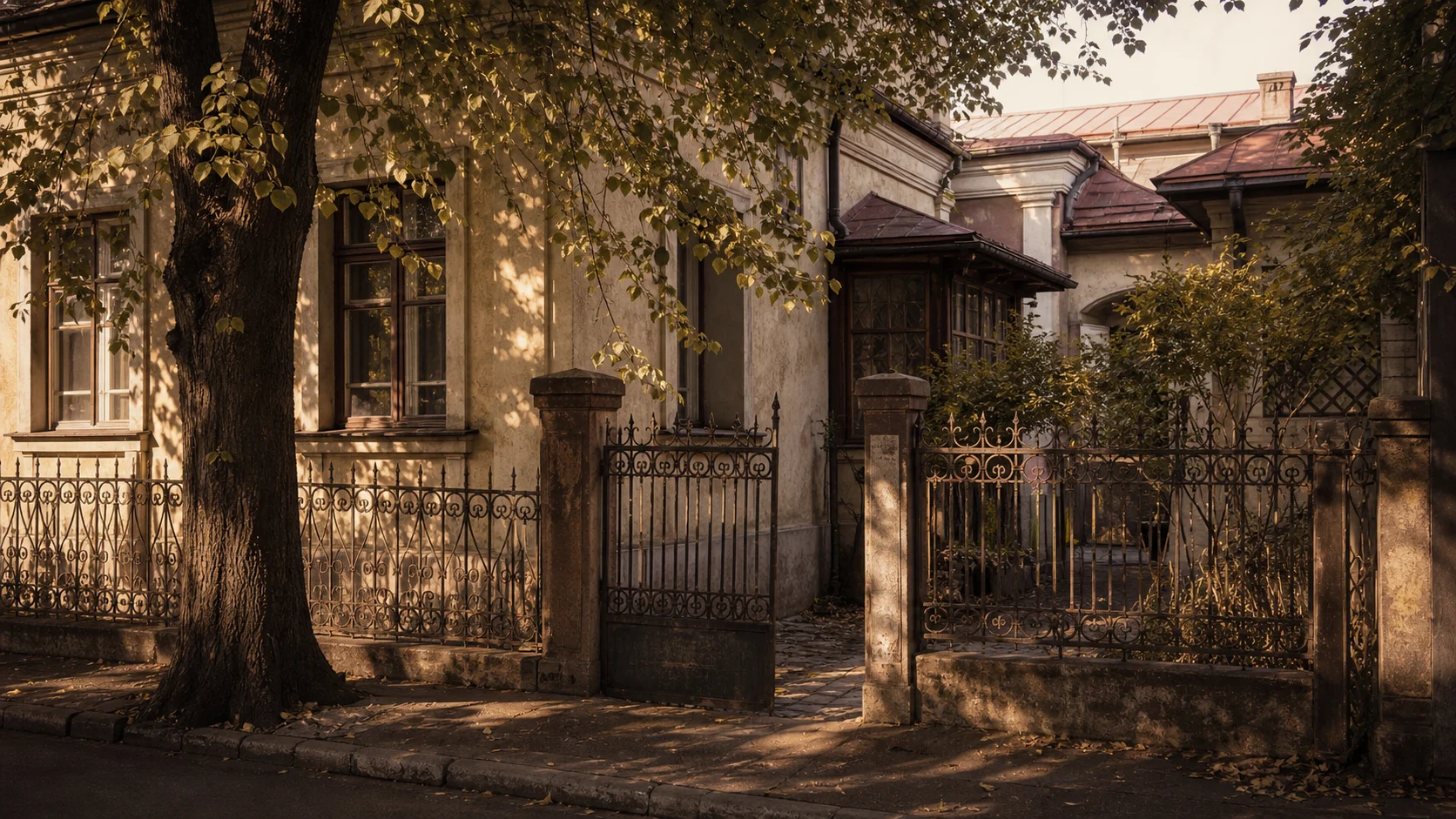Curte de cartier vechi cu casă interbelică și un tei în față — scara la care funcționa orașul înainte de blocuri