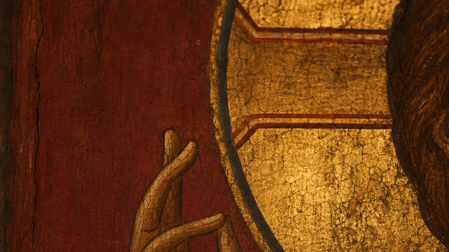 Detaliu de icoană ortodoxă veche — mâna lui Hristos în gestul de binecuvântare, aureolă aurie cu cruce, lumină caldă de candelă